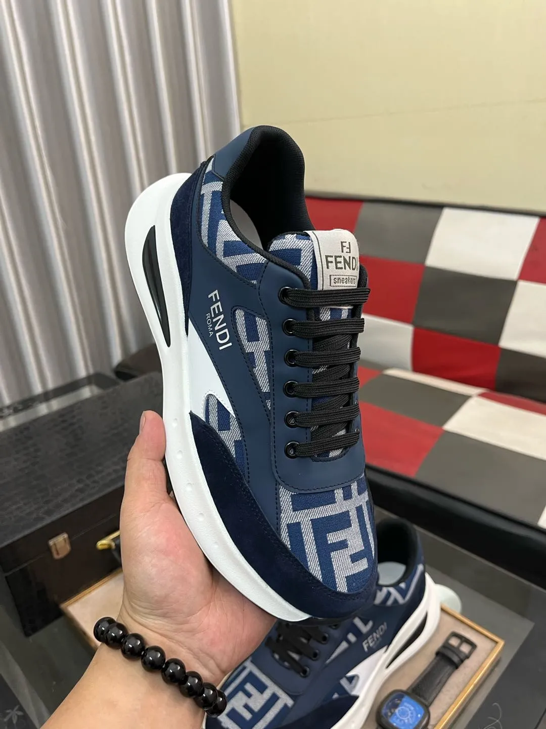 Men's Men's Shoes💰440⌚️⌚️[fendi] Fendi's classic and comfortable men's, this complex sneaker is made of soft calfskin➕genuine leather lining➕original ultra-light rubber material with rough outsole. This unique light style is suitable for the casual and refined sensibility of this season. It is comfortable and natural on the feet. It is an everyday style for casual travel in autumn and winter! 38−443️⃣colors available